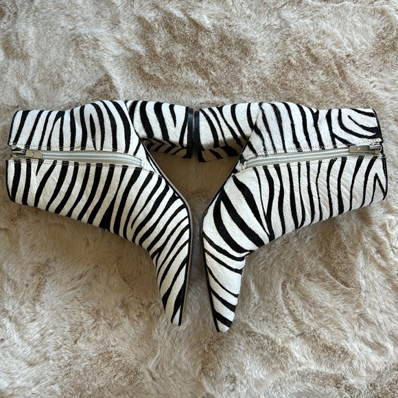 Marc Fisher zebra printed booties, size 5 🦓 - Picture 4 of 10
